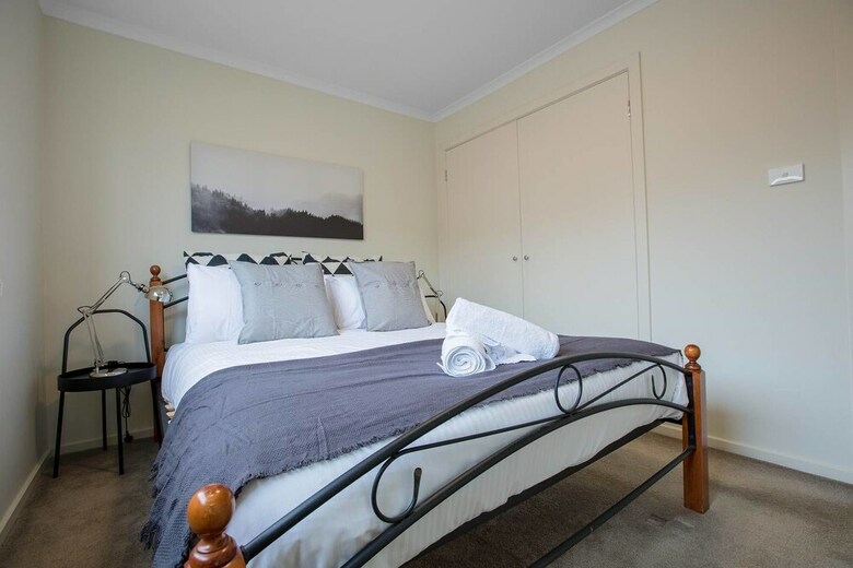 Spacious Lovely Home In Point Cook