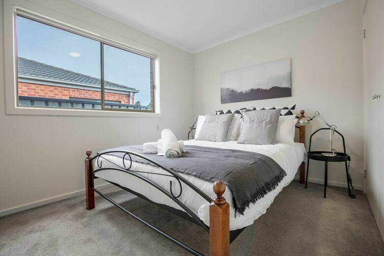 Spacious Lovely Home In Point Cook