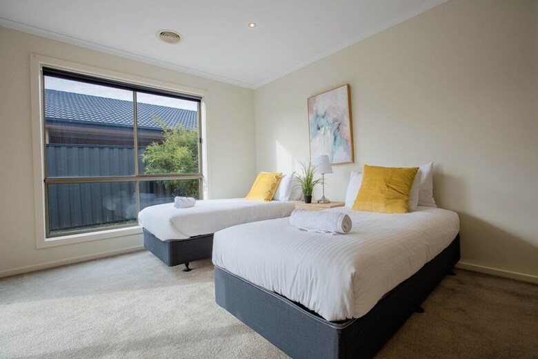 Spacious Lovely Home In Point Cook