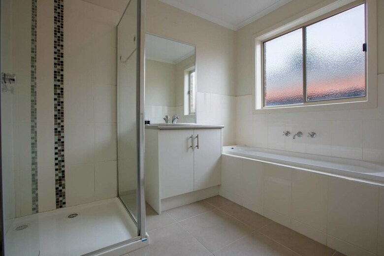 Spacious Lovely Home In Point Cook