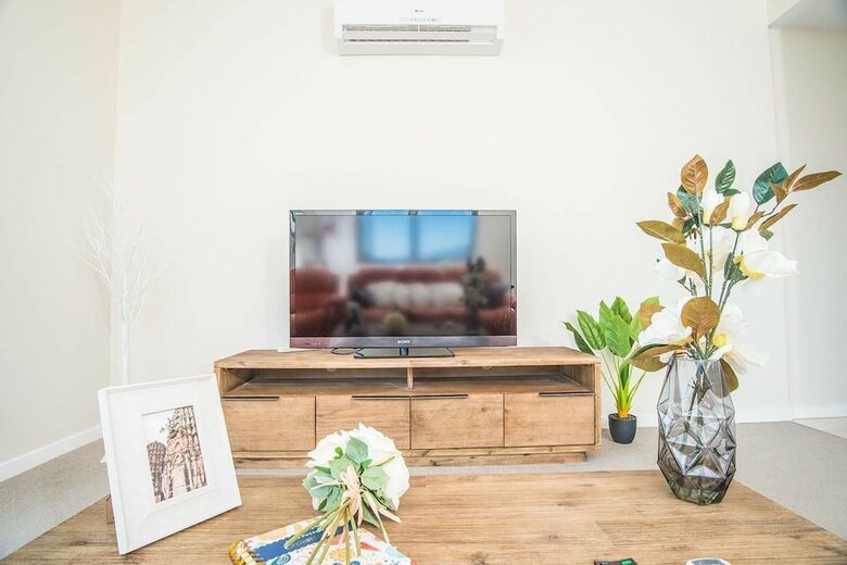 Spacious Central Apartment Walking Distance To Beach
