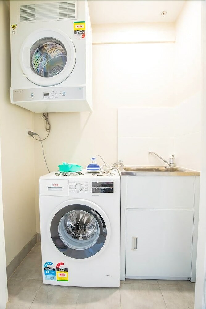 Spacious Central Apartment Walking Distance To Beach