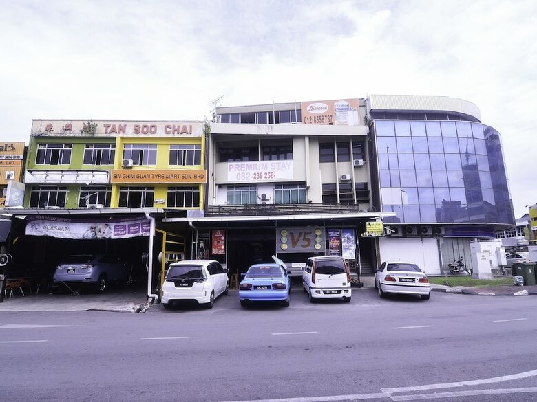 Hotel Oyo 44017 Lc Premium Stay