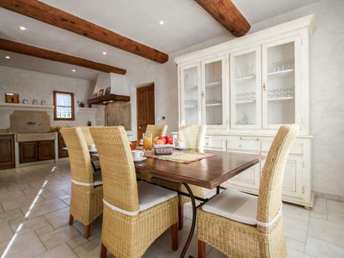 Holiday Home Mas Coucourelle Chateaurenard