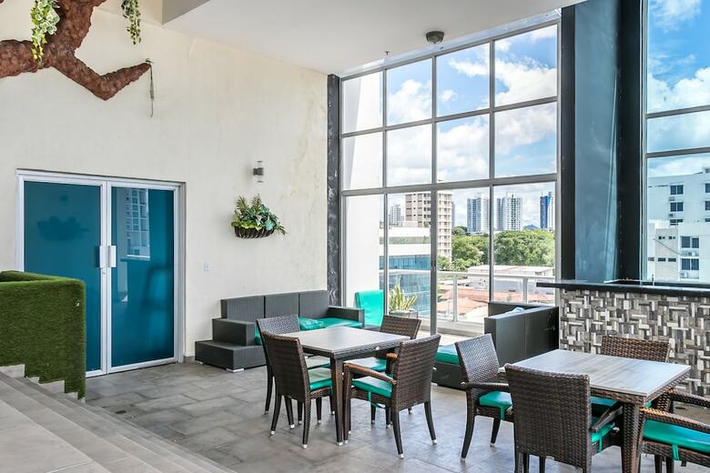 Diaphanous Urban Apartment