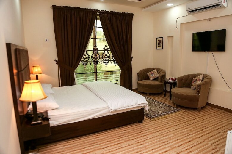 Hotel Monarch Residency