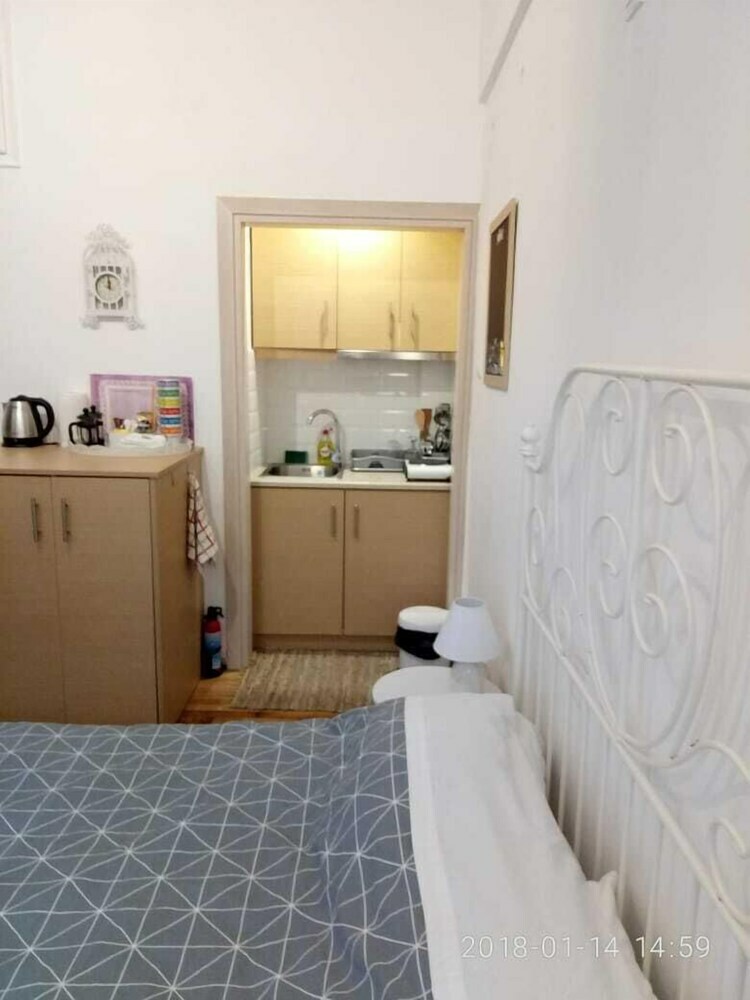 Modern Ideally Located Studio Apartment
