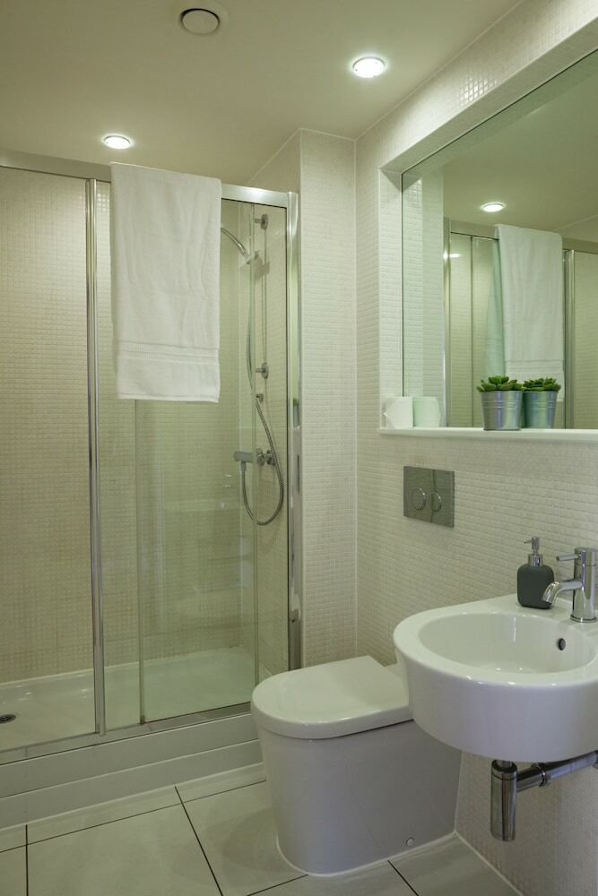 Crossharbour Apartment