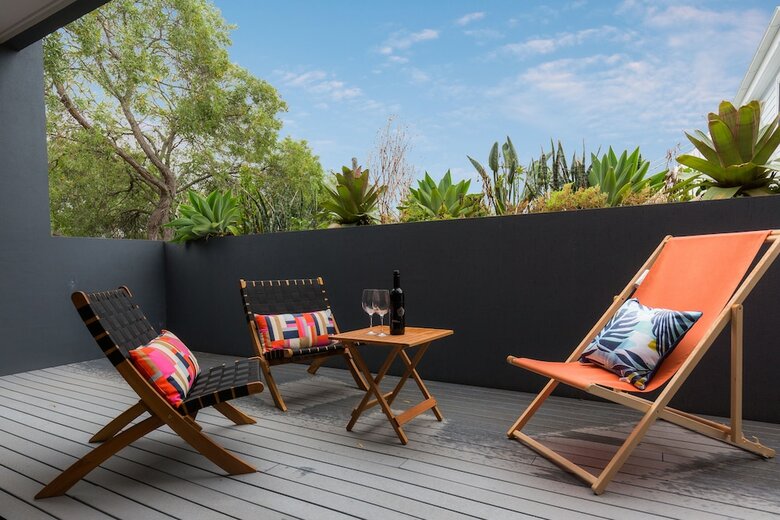 Sydney Townhouse With Parking And Deck