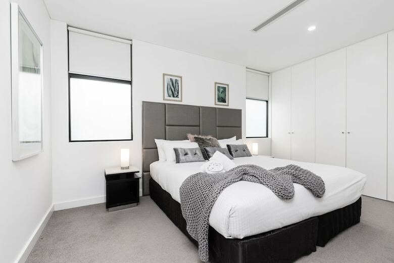 Sydney Townhouse With Parking And Deck