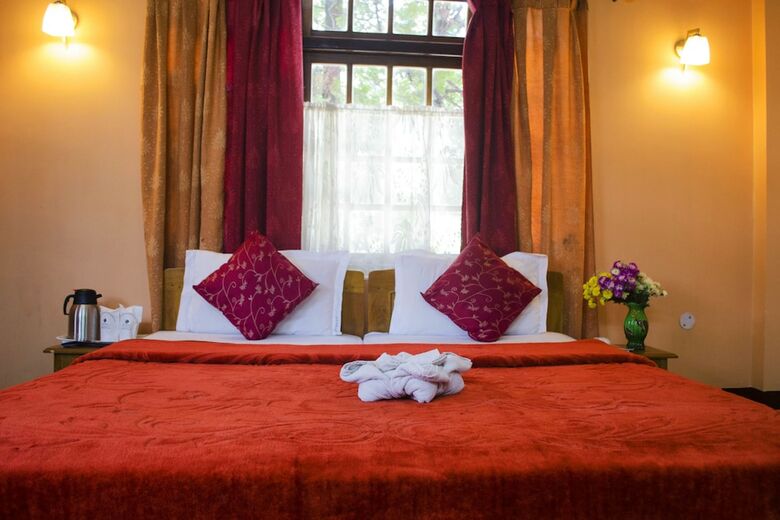 Hotel Hill Crown Retreat