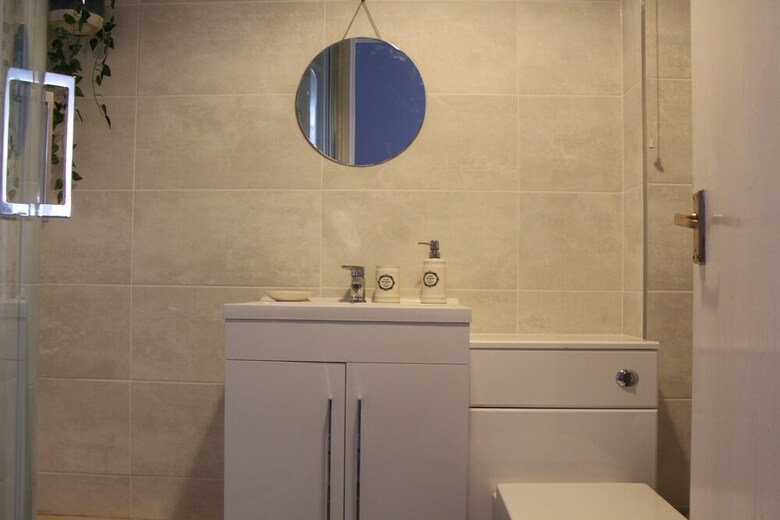 Gorgeous Newly Renovated 2 Bedroom Apartment
