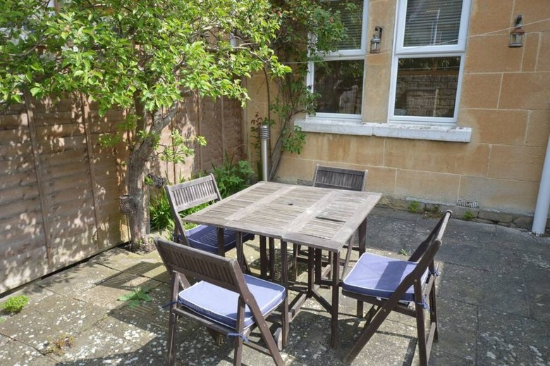 Spacious 3 Bedroom Home In Bath
