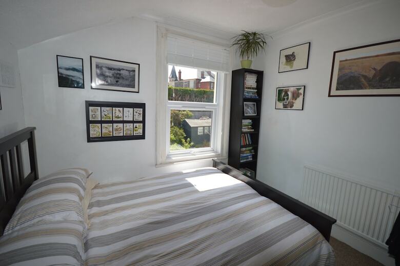 Charming 2 Bedroom Apartment Near Station
