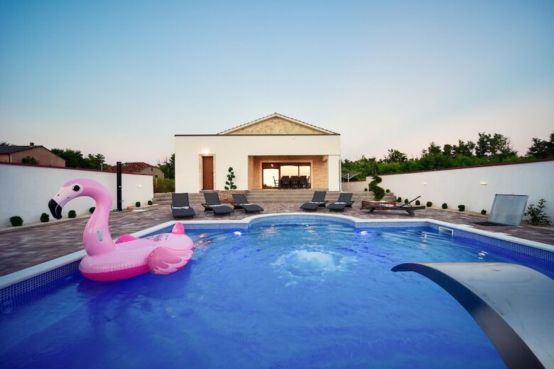 Villa Mary With Pool And Sauna