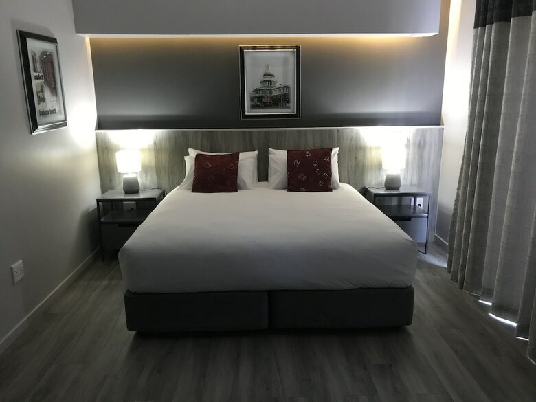 La Orchard Hotel