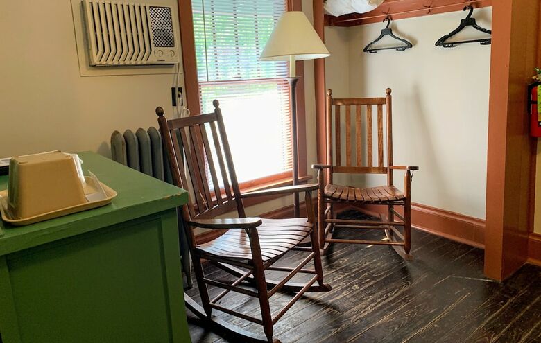 Posada Lakeside Inn