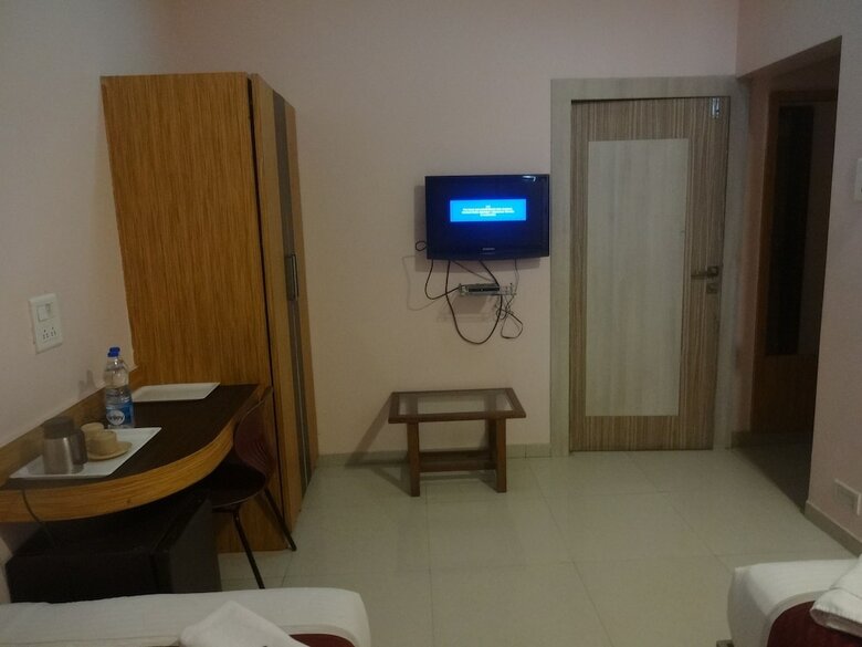 Hotel The Neelam Executive
