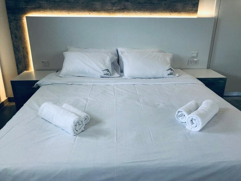 Hotel White 11