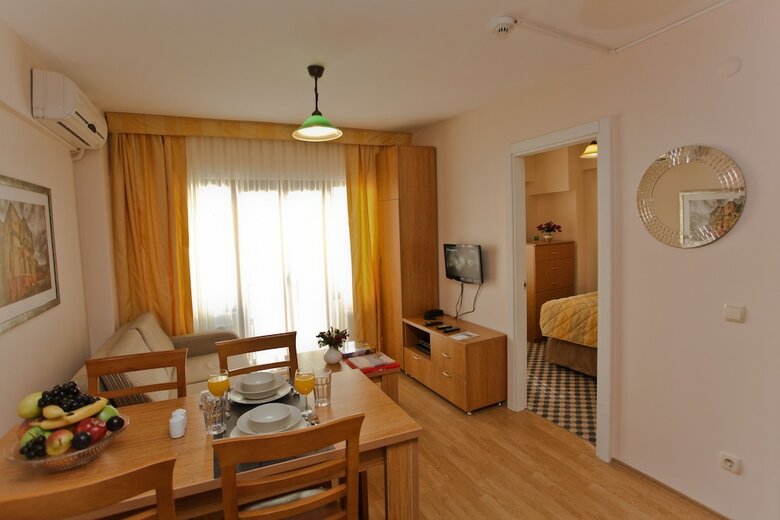 Aparthotel Three Apples Suites And Hotel