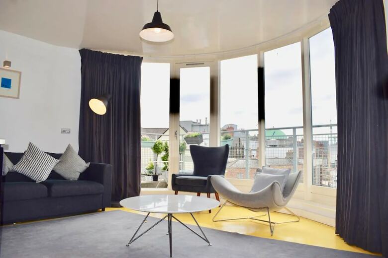 Modern Penthouse Apartment In Temple Bar