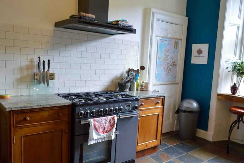 Bright 2 Bedroom Bruntsfield Home