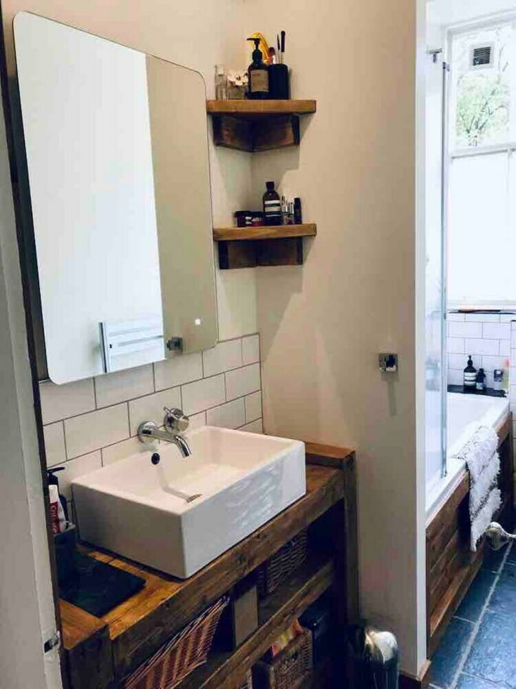 Bright 2 Bedroom Bruntsfield Home