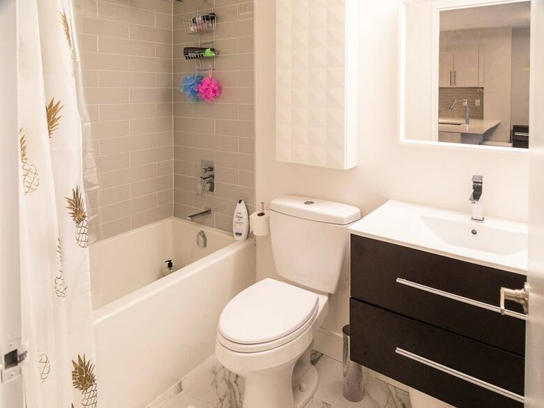 Renovated Downtown Toronto Apartment With Balcony
