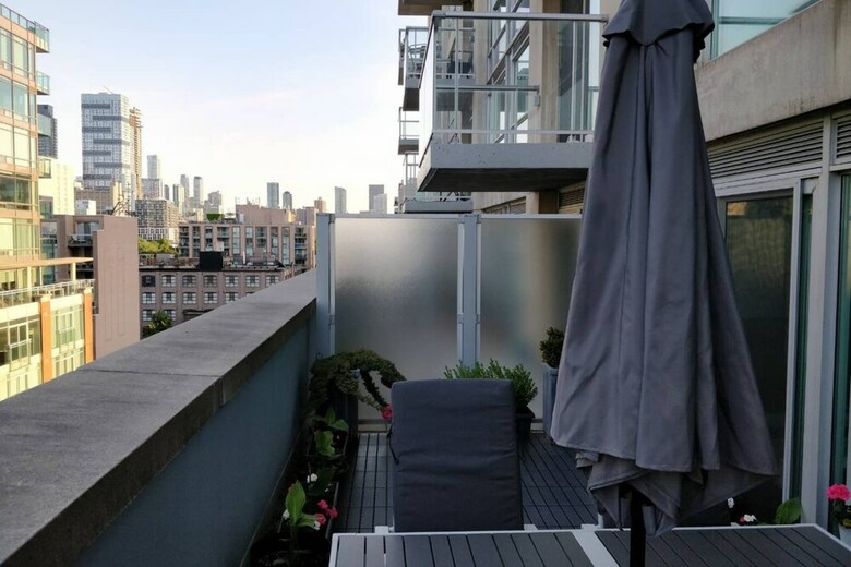 Renovated Downtown Toronto Apartment With Balcony