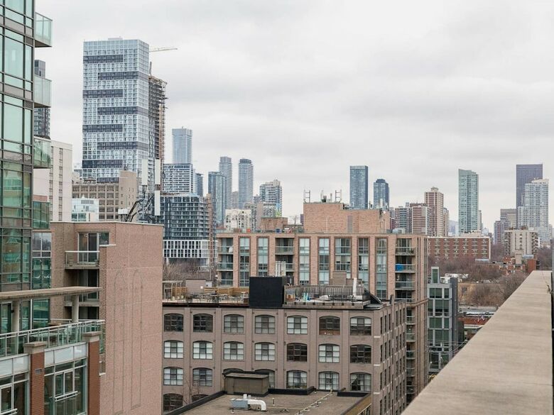 Renovated Downtown Toronto Apartment With Balcony