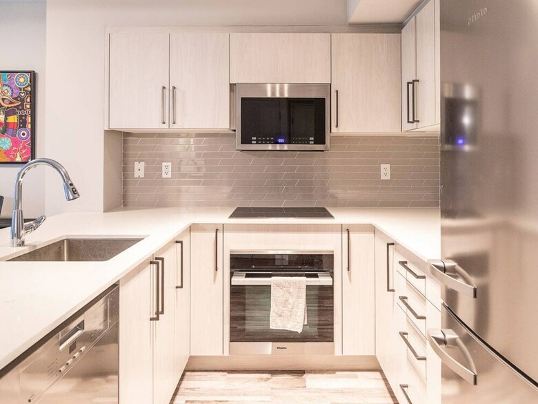 Renovated Downtown Toronto Apartment With Balcony