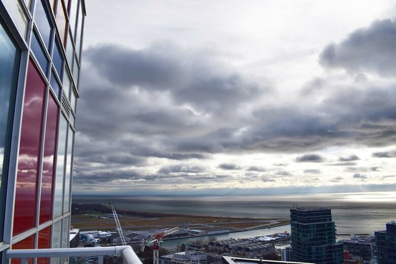 1 Bedroom Apartment With Toronto Skyline Views