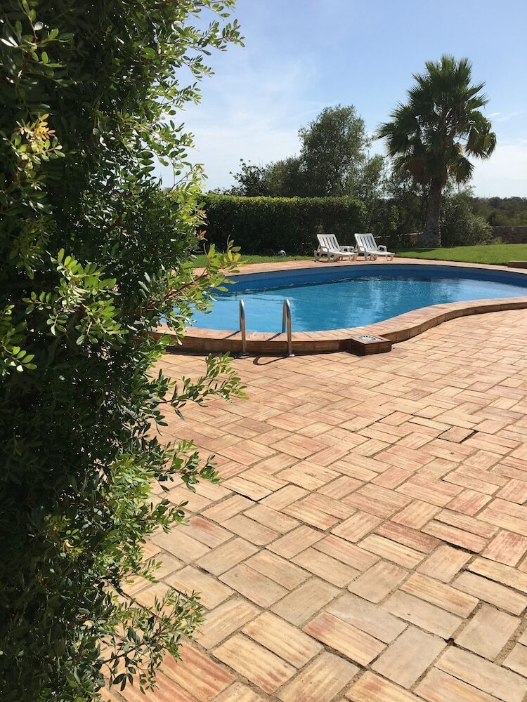 Quiet Cottage With Pool