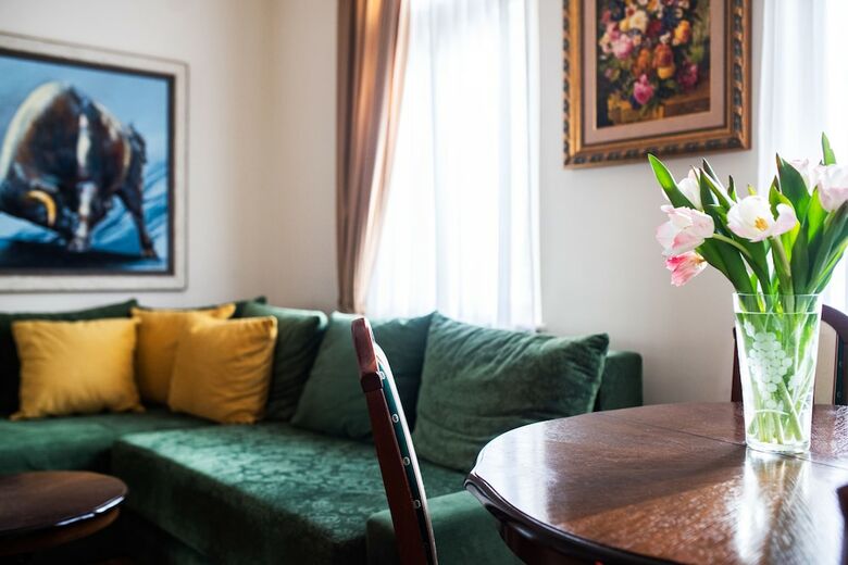 Crown Apartment