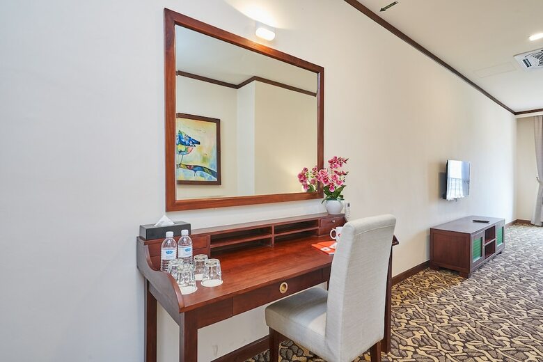 Oyo Home 44077 The Platinum Hotel & Suites- King