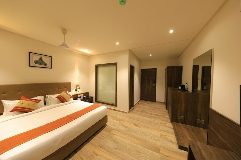 Hotel The Byke Suraj Club