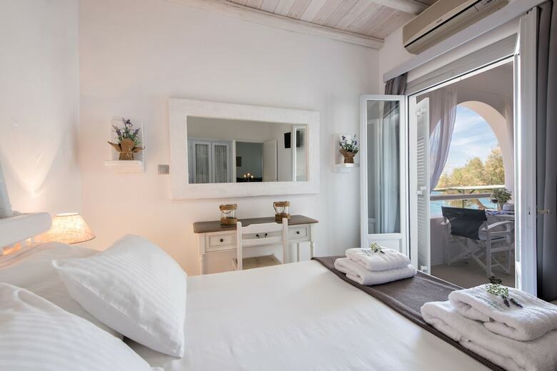 Hotel To Kyma