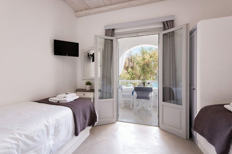 Hotel To Kyma