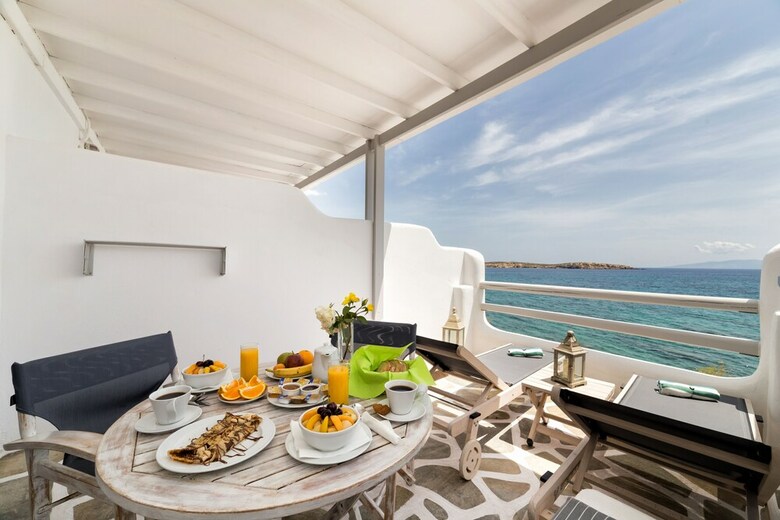 Hotel To Kyma