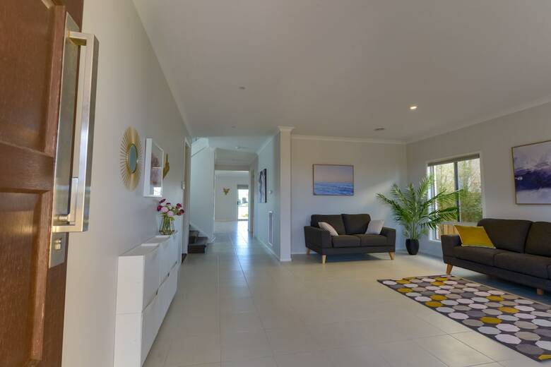 Luxury Waterfront Grand Villa In Melbourne