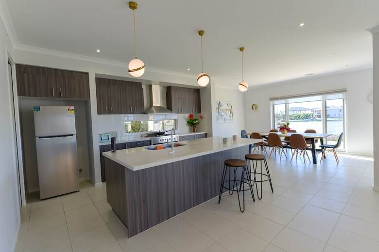 Luxury Waterfront Grand Villa In Melbourne