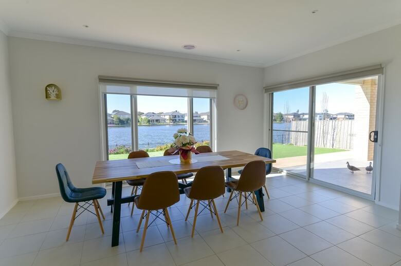 Luxury Waterfront Grand Villa In Melbourne