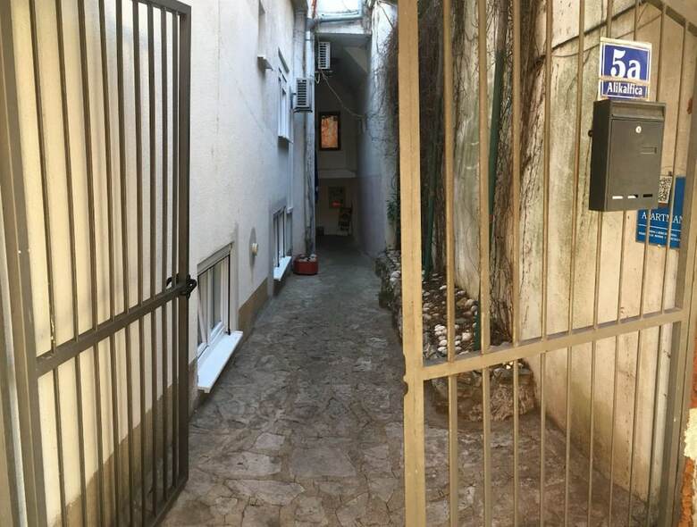 Hostal Apartments & Hostel Zdrava Hrana
