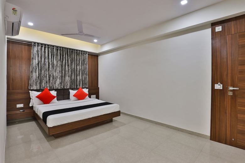 Capital O 29562 Hotel Luxura