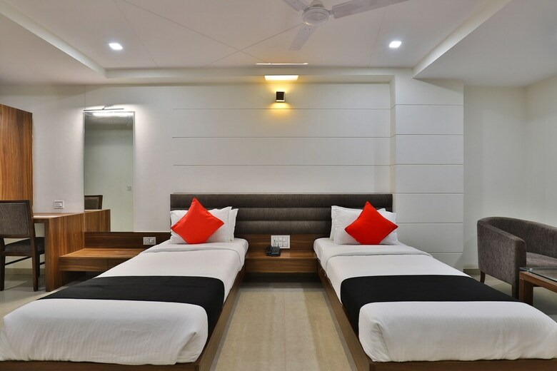 Capital O 29562 Hotel Luxura