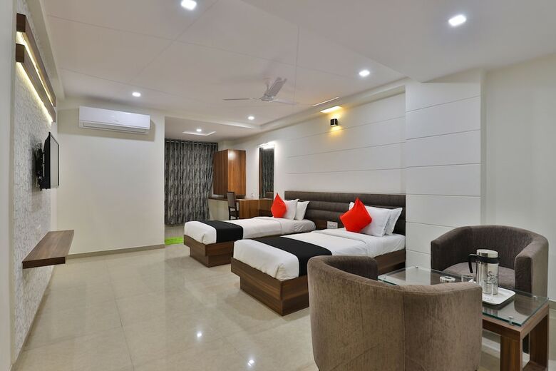 Capital O 29562 Hotel Luxura