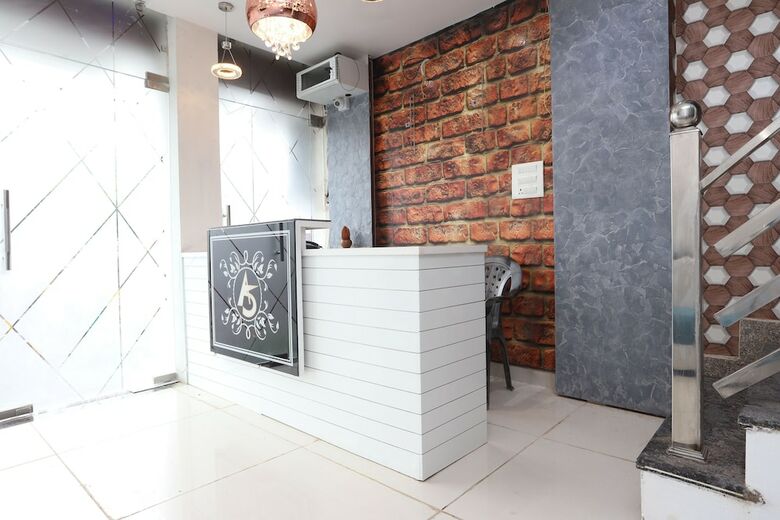 Hotel Oyo 44565 Ashrit Suites
