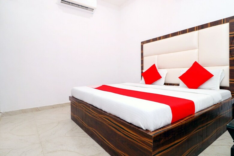 Oyo 43845 Hotel Red Velvet Inn