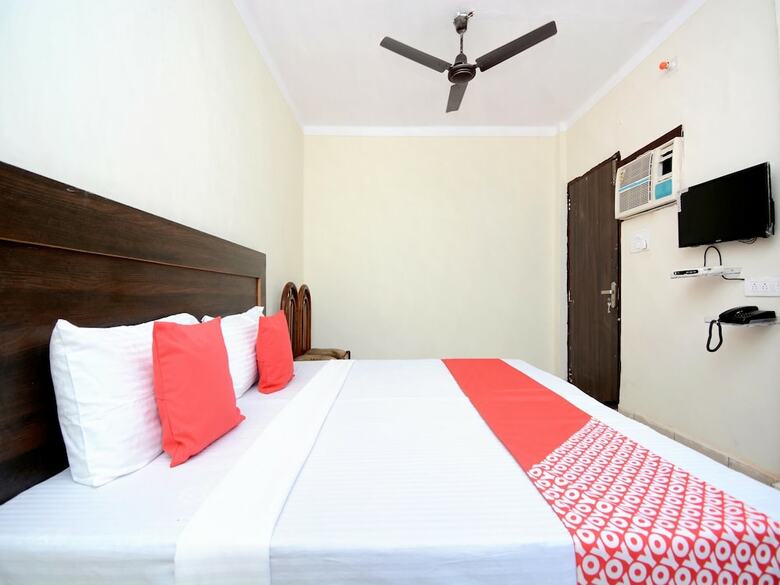 Oyo 30943 Hotel Tourist
