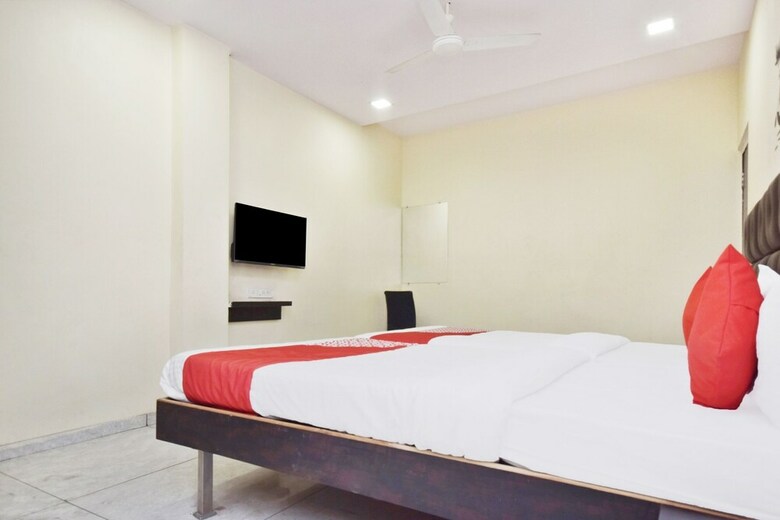 Spot On 29030 Hotel Royal Front